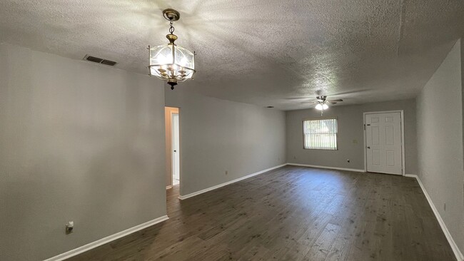 Building Photo - Move-In Ready! Charming 3-Bed 2-Bath Singl...