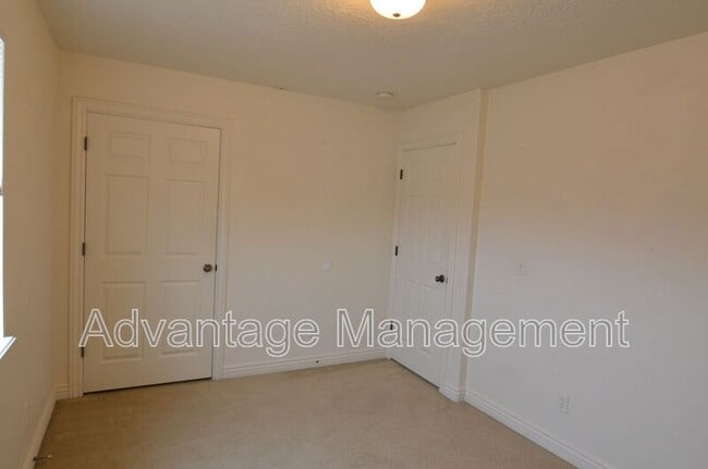 Building Photo - 4044 S Lake Vista Dr