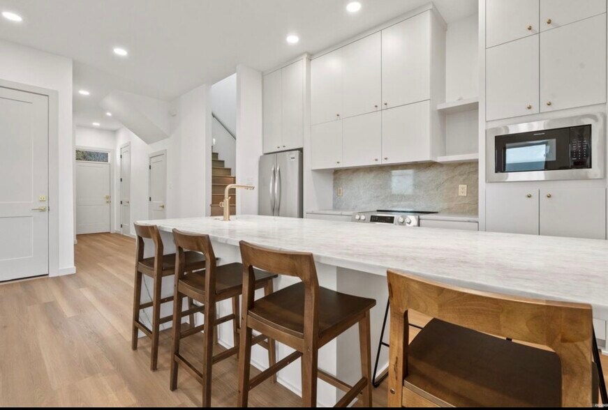 Building Photo - 137 Lakepointe Cove