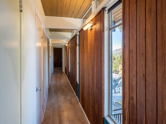 Building Photo - 1404 Oak Grove Dr