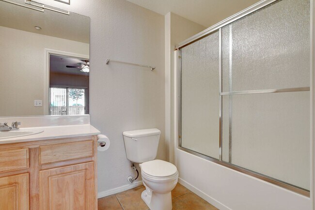 Building Photo - Beautiful  2bed 2bath Gated Community