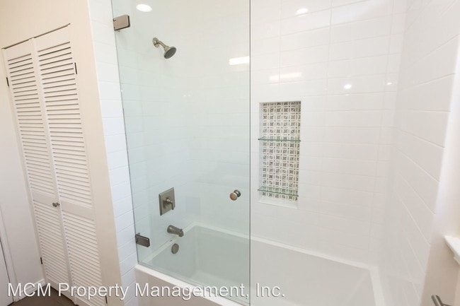 Building Photo - 923-933 S Alandele Ave