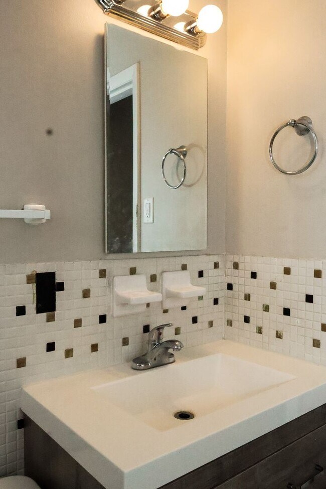 Building Photo - 833-835 Cole Blvd