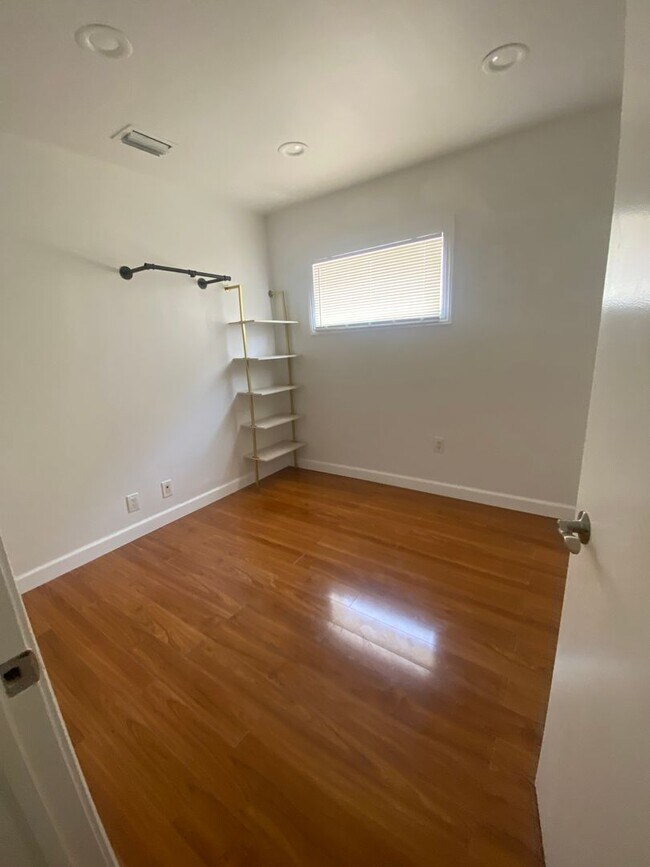 Building Photo - Large house with ample parking, located in Victoria Park, close to US 1 and Broward Blvd.