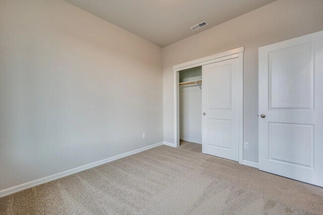 Building Photo - Beautiful Newer Model Home with Open Floor Plan, A/C & Fenced Yard!