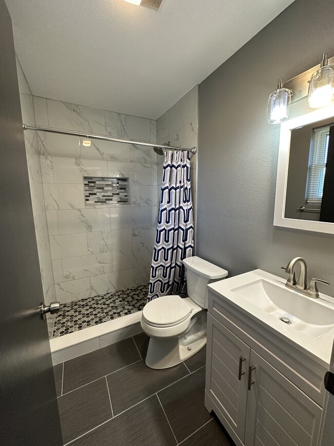 Building Photo - 4034 Hooper Dr