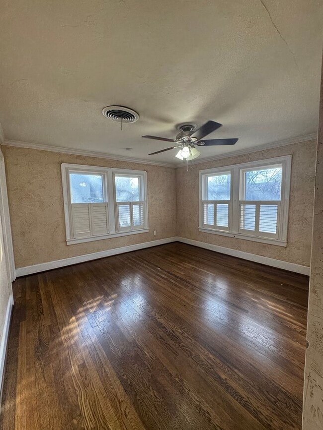 Building Photo - Located in Wolfin!!!! 3 bedrooms plus stud...