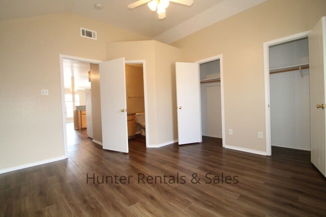 Building Photo - Delightful Townhouse!