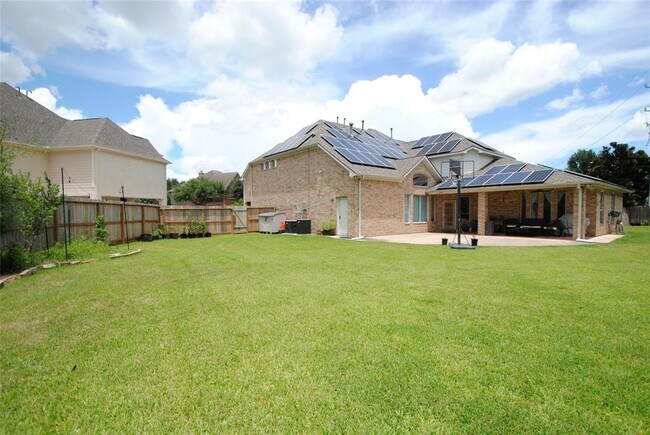 Building Photo - 7602 Westmoreland Dr