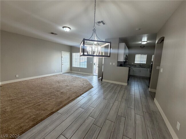 Building Photo - 1900 N Torrey Pines Dr