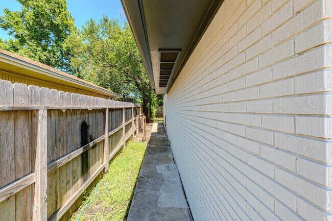 Building Photo - 2127 Strawberry Rd