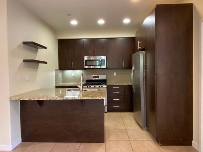 Building Photo - 3bedroom 3 bath home in the Solaire Commun...