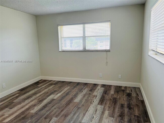 Building Photo - 8025 S Colony Cir
