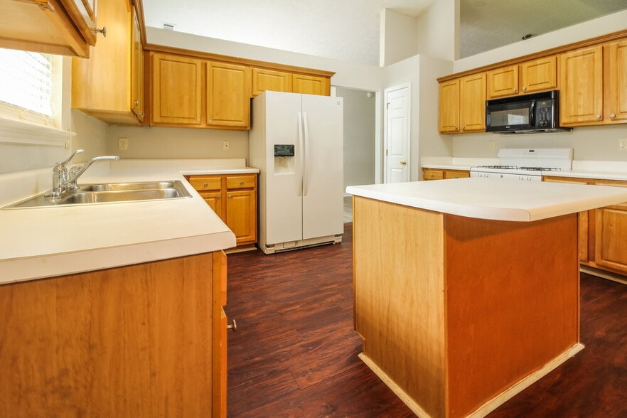 Building Photo - 5729 Lakeview Cir