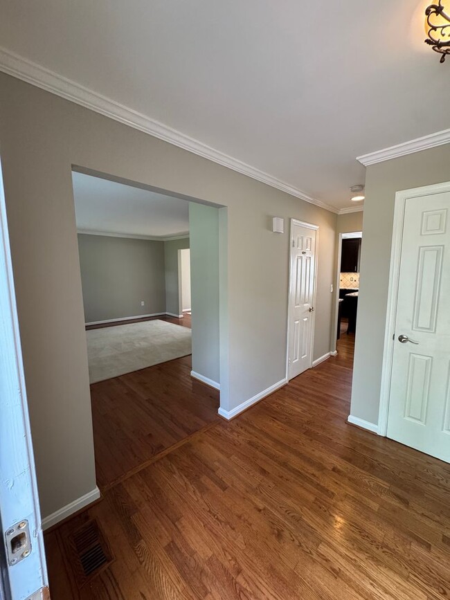 Building Photo - Lovely and Spacious 3 Bedroom 2.5 Bathroom...
