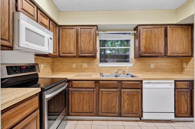 Building Photo - 9204 Westwood Village Dr