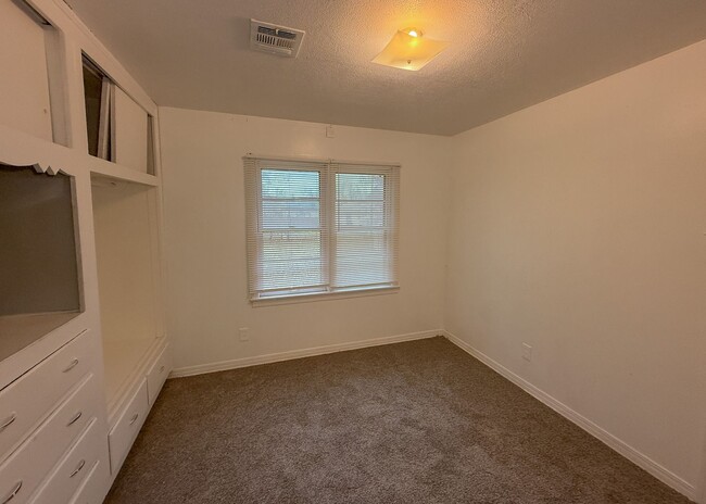Building Photo - $500 OFF FIRST MONTHS RENT! 3 Bed in MWC!