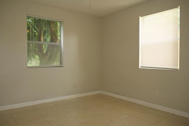 Building Photo - 3 bedroom 2 bath, corner lot