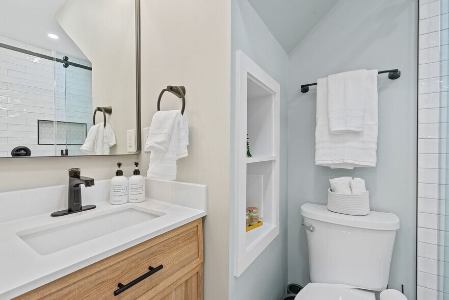 Building Photo - 218 4th St SE