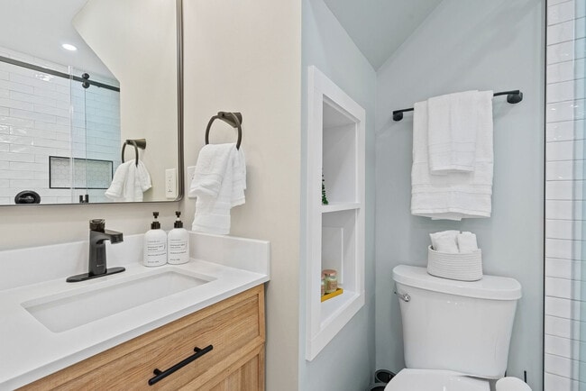 Building Photo - 218 4th St SE