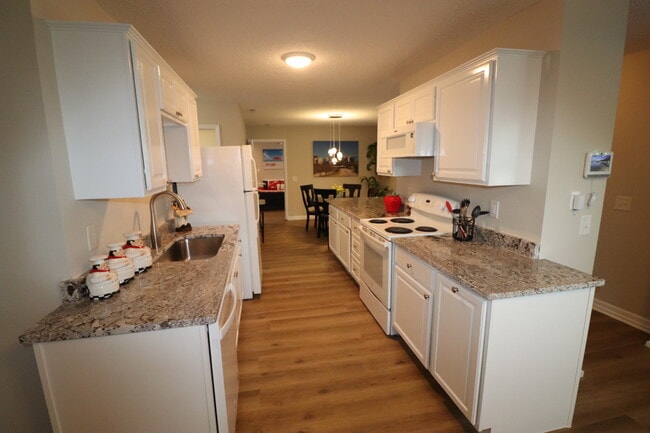 Upgraded kitchen - 2808 Daytona Dr