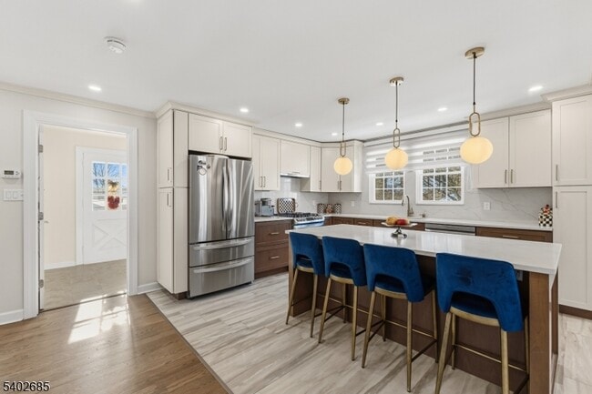 Building Photo - 48 Hobart Pl