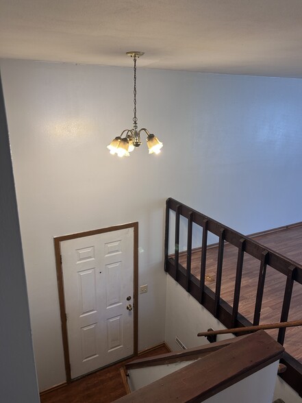 Foyer with vaulted ceiling - 1230 S Thompson Dr