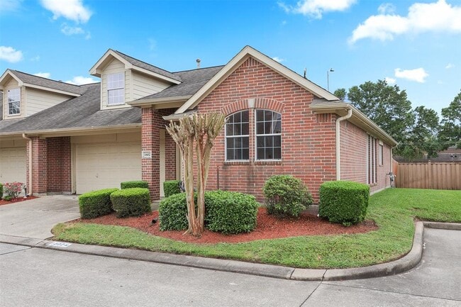 Building Photo - 1602 Village Townhome Dr