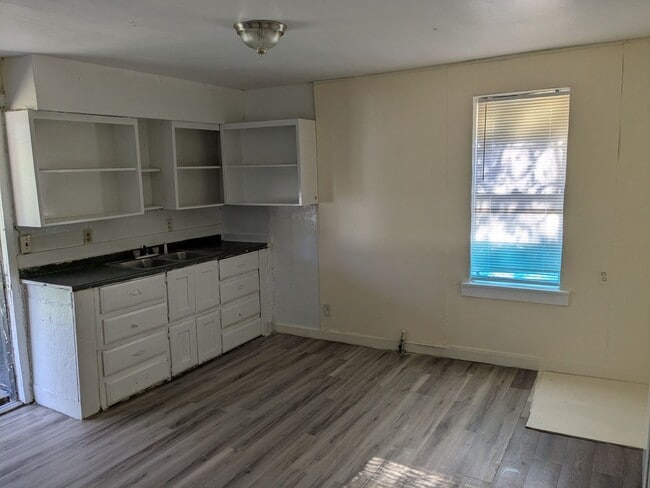 Building Photo - 2 Bed 1 Bath with Fenced Yard on Corner Lot