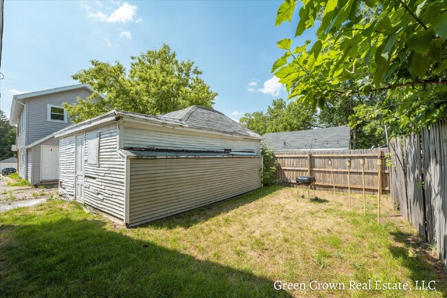 Building Photo - Like New 2BR Upper