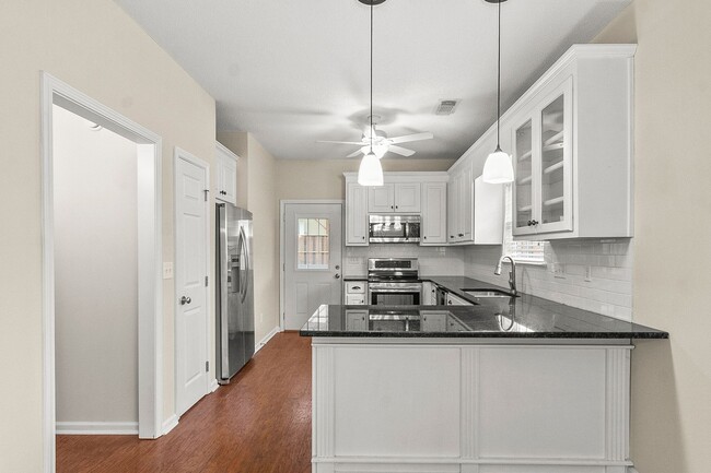 Building Photo - Cozy 3 Bed 2 Bath Available January 2026!