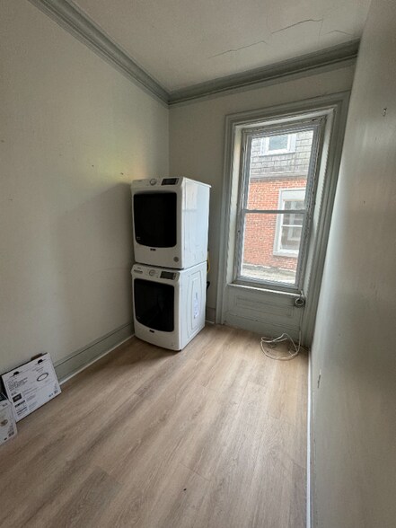 Building Photo - 208 S 41st St