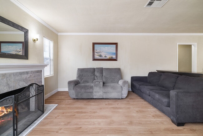 Building Photo - 11050 Keswick St