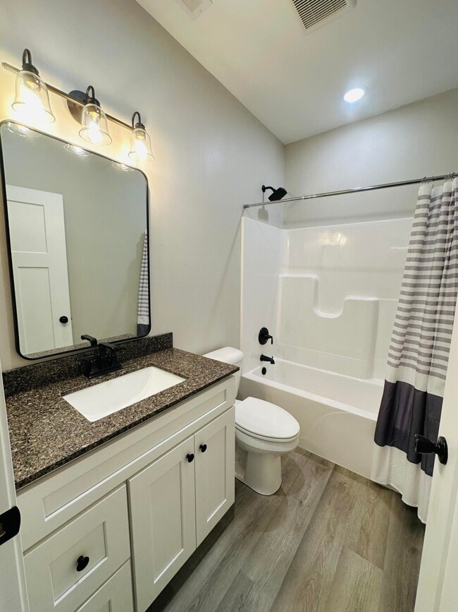 Building Photo - 726 Vine Dr