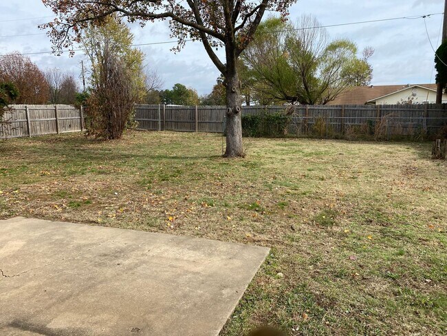 Building Photo - Available November 1st! 3 Bed/1.5 Bath Hou...