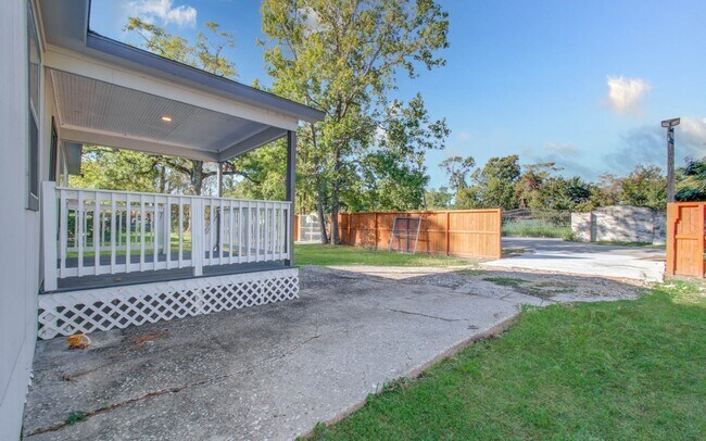 Building Photo - 9414 Lanewood Dr