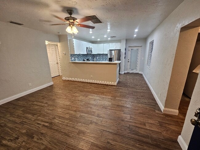 Primary Photo - 215 42nd Ave NE
