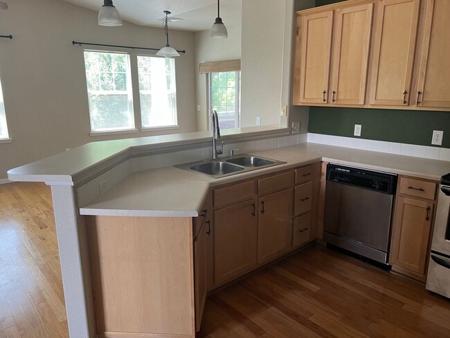 Building Photo - Fantastic 2 bedroom Condo Avail NOW