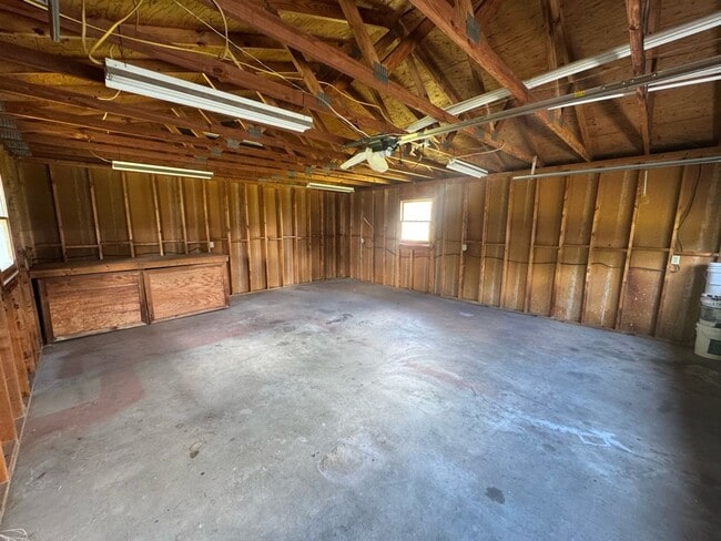 Building Photo - Updated 2BR Home in Kingsport For Rent - Detached 2 Car Garage