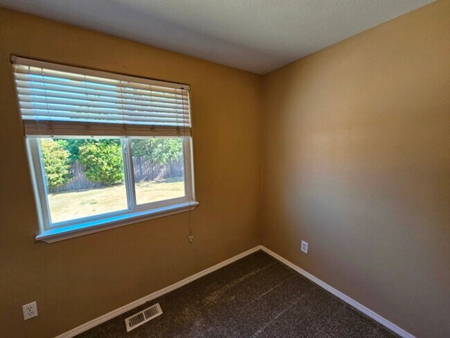 Building Photo - 3Bd/2Ba Single Story Home-Available to View!