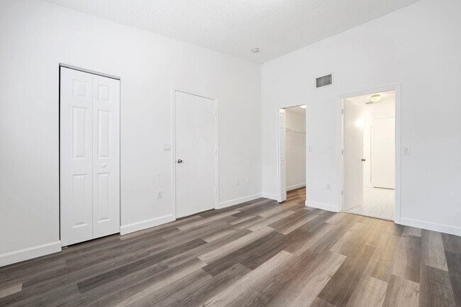 Building Photo - SPACIOUS 2/2 UNIT CENTRALLY LOCATED