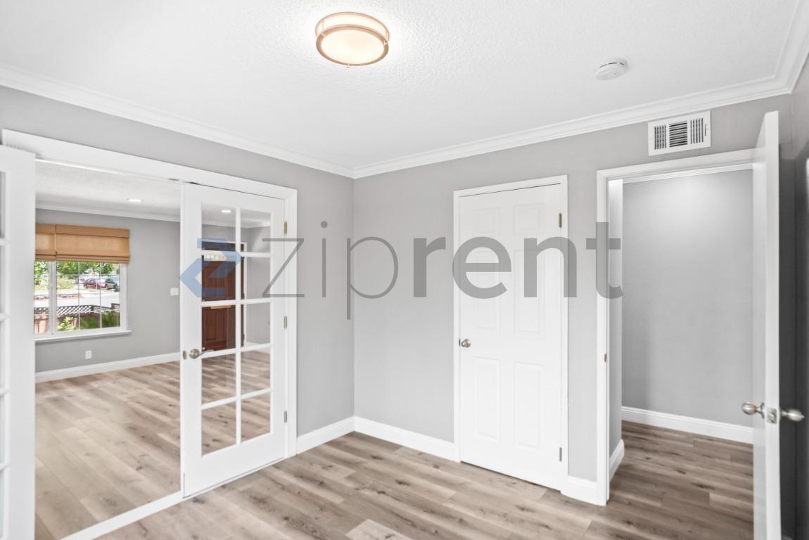 Building Photo - Unit