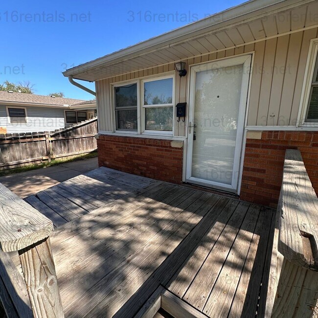 Building Photo - $1200 – 3 Bed + Bonus Room, 1 Bath | Singl...