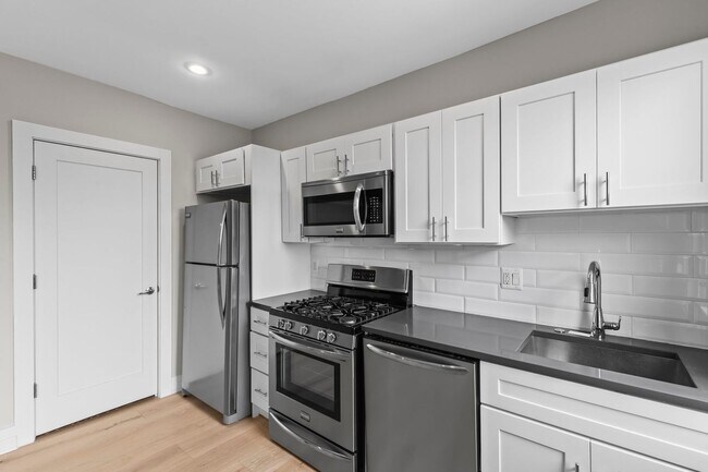 Building Photo - Bright Top-Floor 1BR Condo in Columbia Hei...