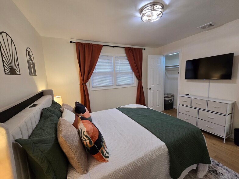 Building Photo - 396 Kaplan Ave