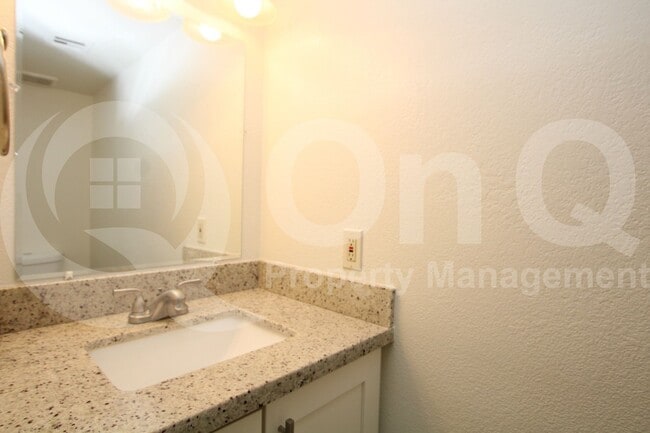 Building Photo - 2807 E Paradise Ln