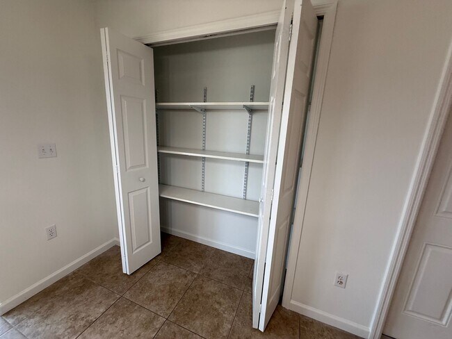 Building Photo - Charming 3/2 home