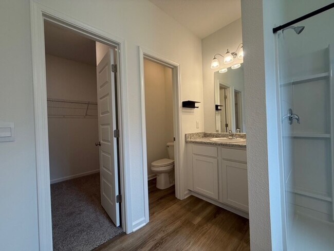 Building Photo - Beautiful 3/2 Single Family house with 2 car garage