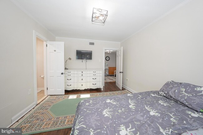 Building Photo - 227 E Hathaway Ln