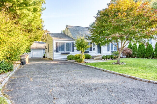 Building Photo - 47 Sleepy Hollow Ln